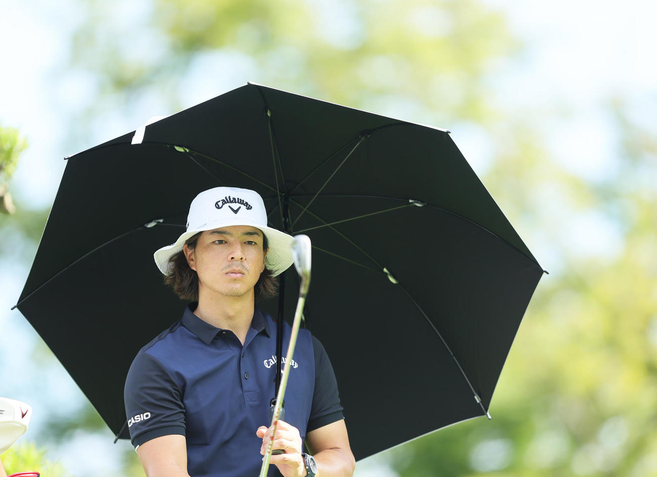 クラブを見つめる石川（撮影・足立雅史）