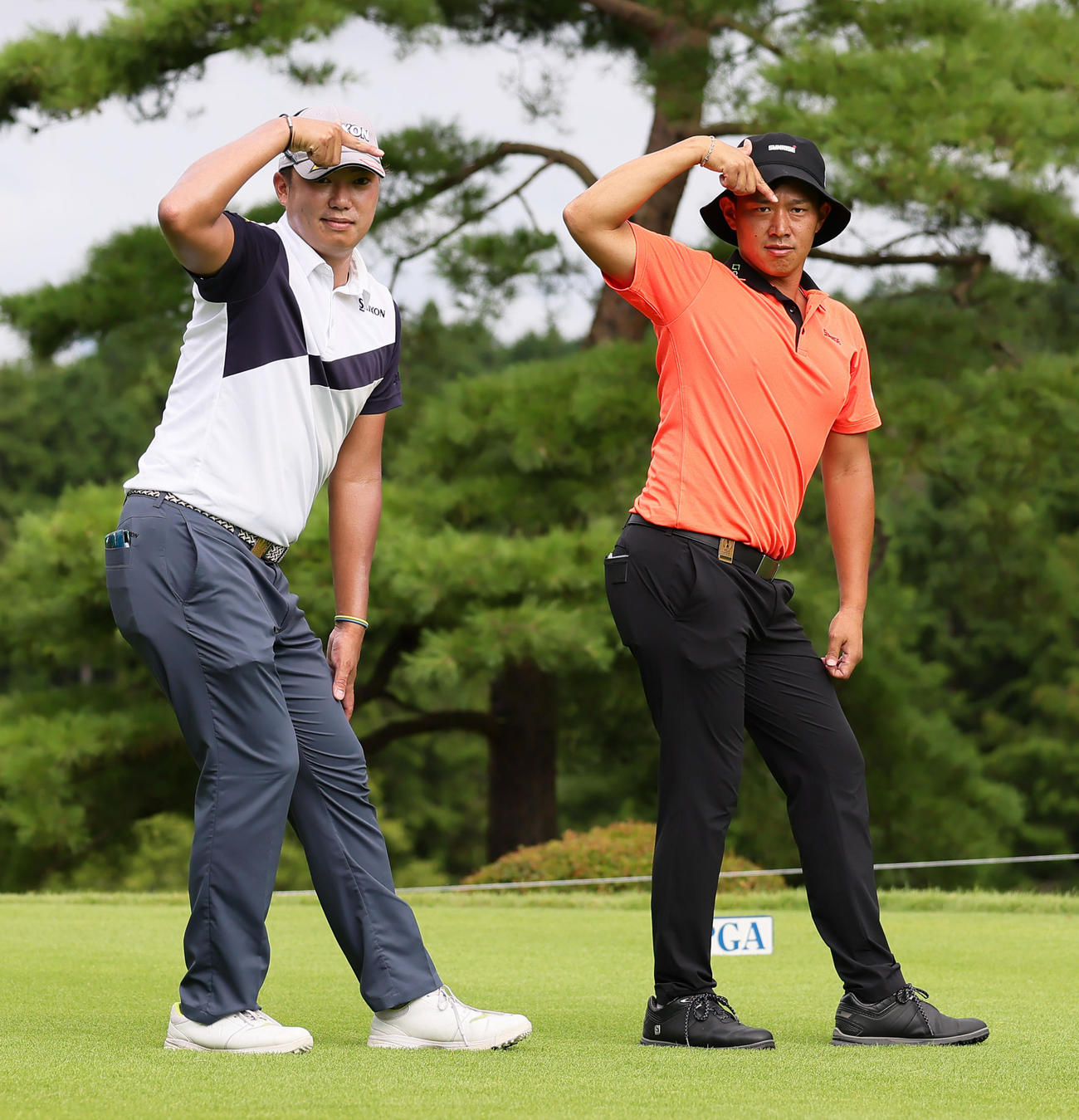 移動中、ポーズを決める出水田（左）と中西（撮影・足立雅史）