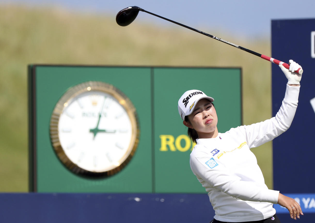 14番でティーショットを放つ山下美夢有（AP）