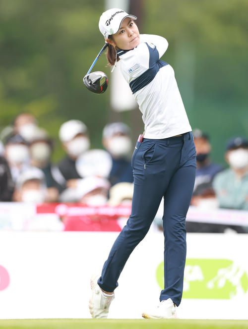 1番、ティーショットを放つ松森（撮影・垰建太）