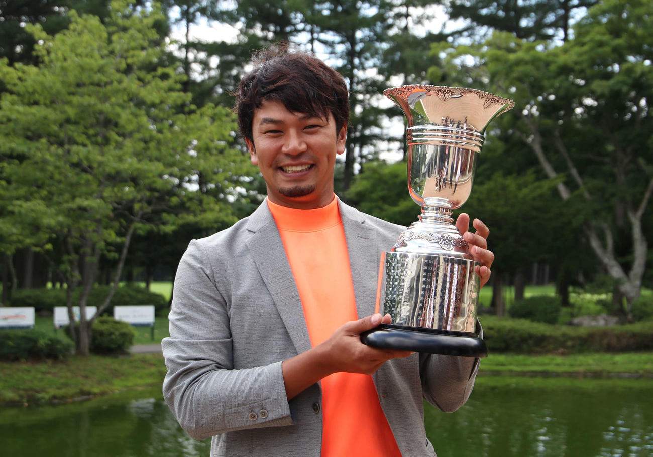 史上初のアマチュア優勝を決め、優勝カップを手に笑顔を見せる工藤（撮影・山崎純一）
