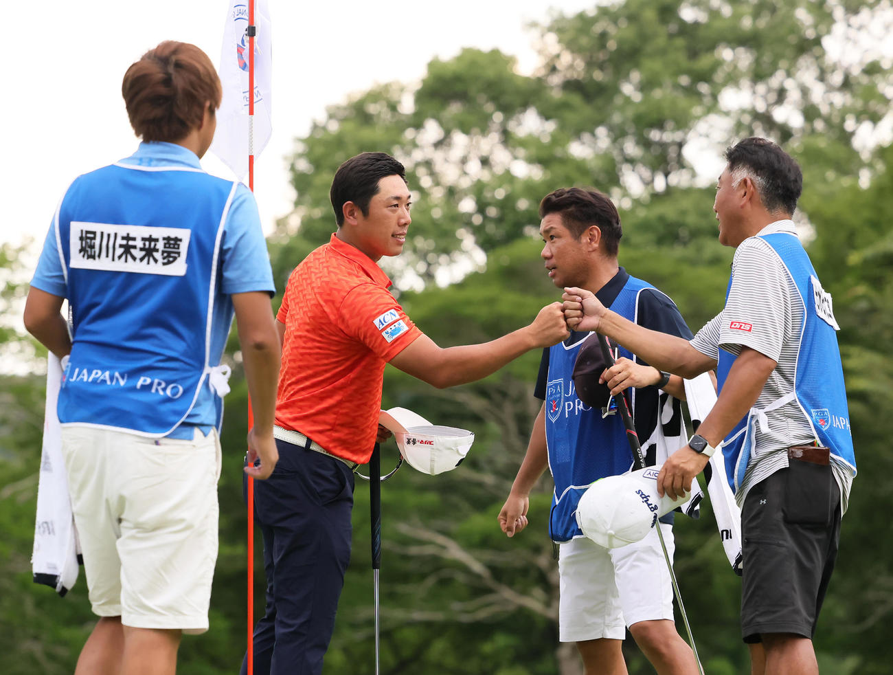通算14アンダーで第3日を終えた堀川（中央左）（撮影・足立雅史）