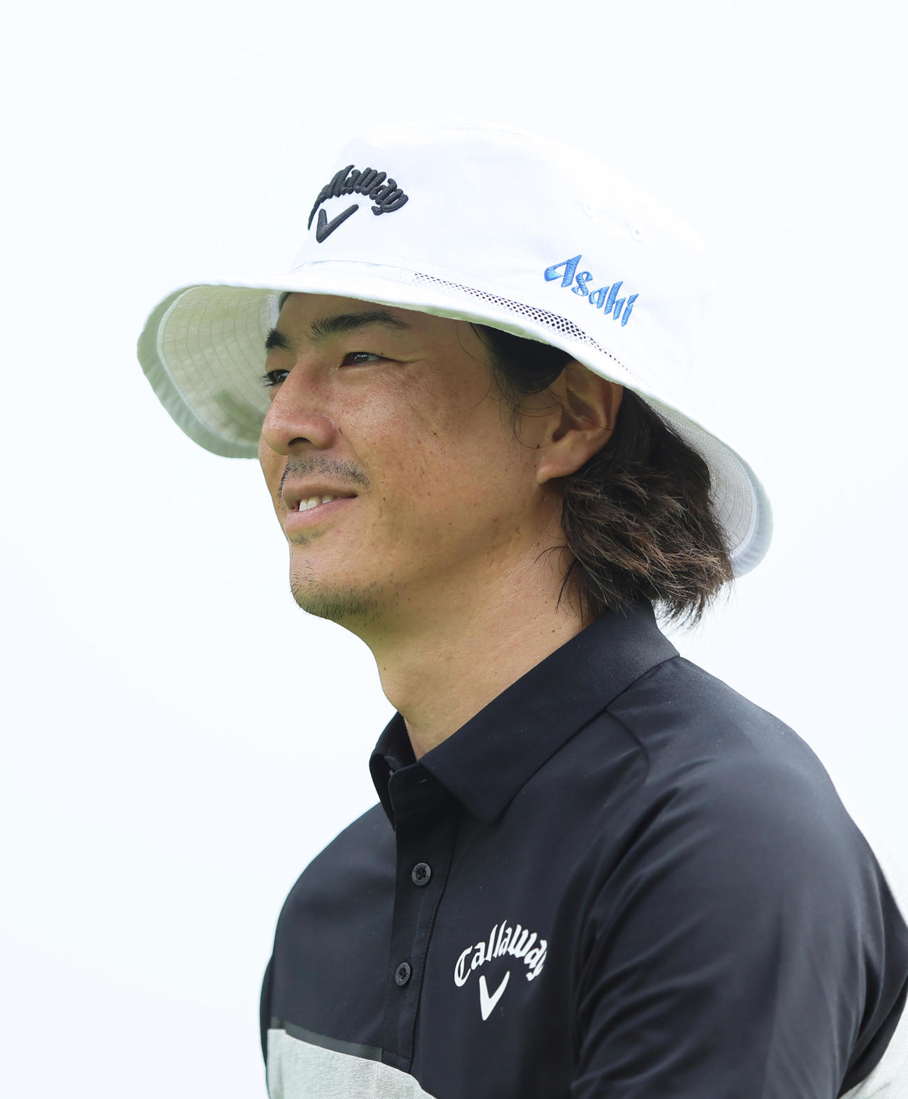 笑顔で移動する石川（撮影・足立雅史）