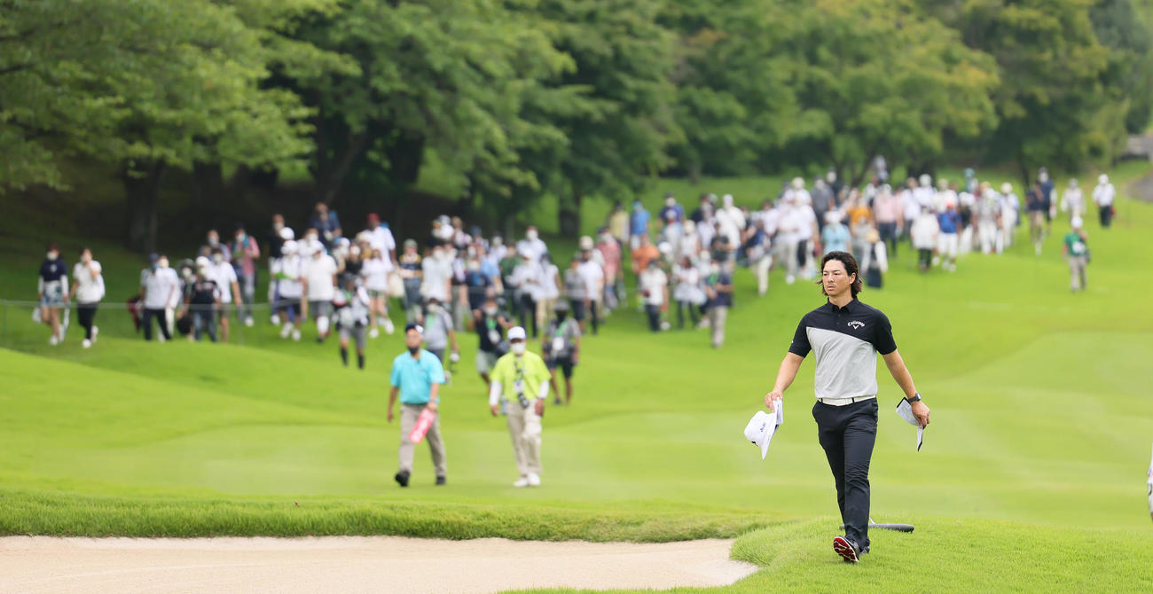 大勢のギャラリーを引き連れ移動する石川（撮影・足立雅史）