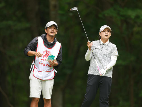 13番、横峯（右）はティーショットを放ち夫の森川キャディーと言葉を交わす（撮影・垰建太）