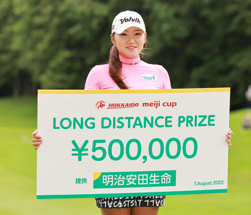 ティーショットの飛距離で1位となり表彰される石井（撮影・垰建太）