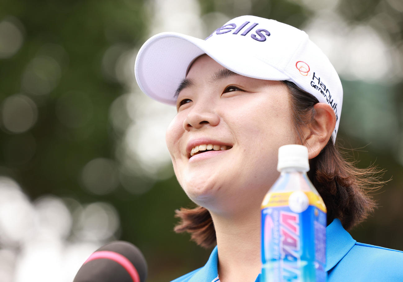 優勝したイ・ミニョンは笑顔でインタビューに応じる（撮影・垰建太）