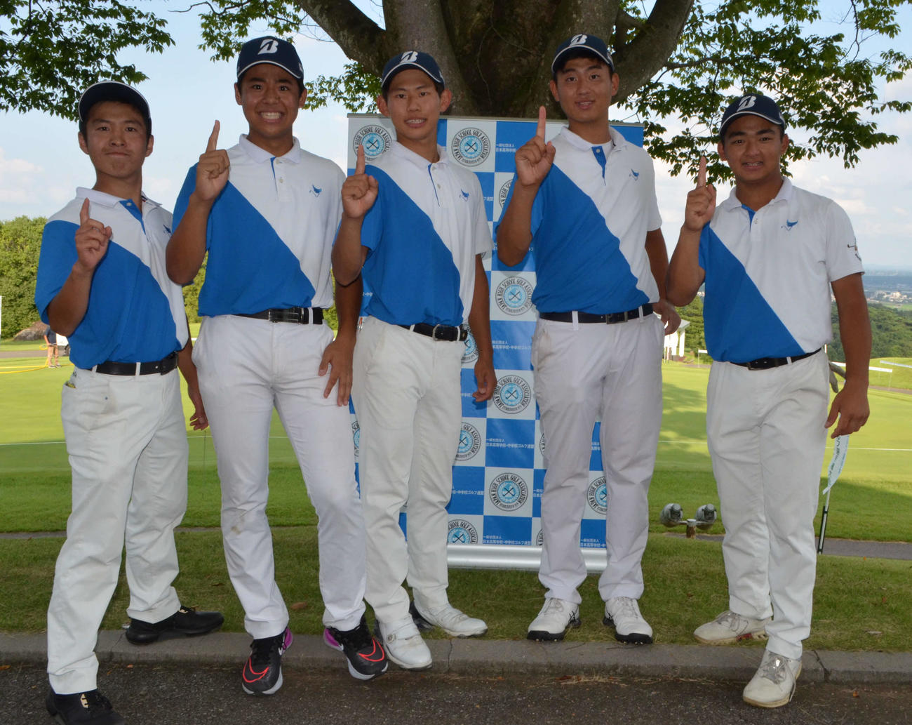 団体男子優勝の日章学園。左から中山涼希、秋山隆之介、林駿馬、古川創大、丸尾怜央（撮影・吉池彰）