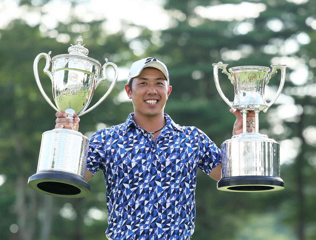優勝しカップを掲げる堀川（撮影・足立雅史）