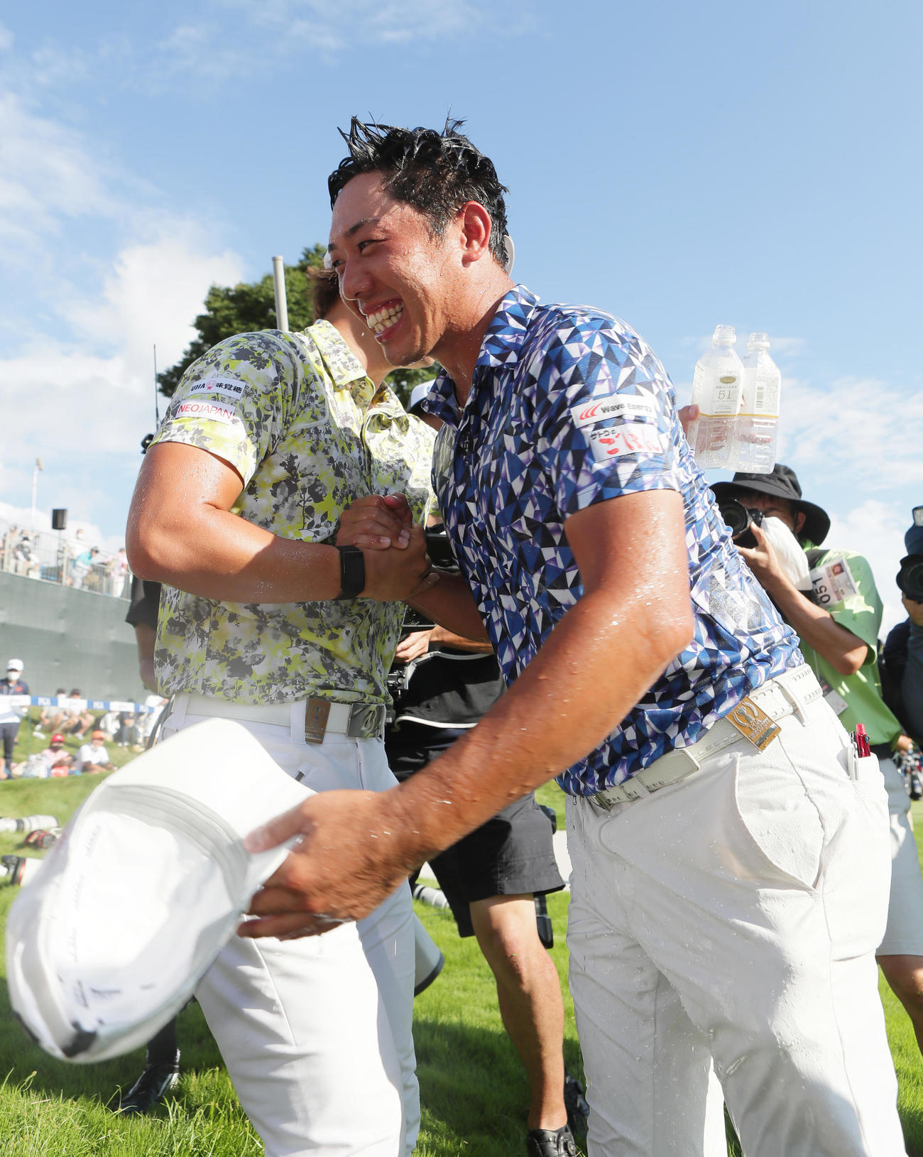 優勝しウオーターシャワーで祝福された堀川はびしょ濡れで笑顔を見せる（撮影・足立雅史）