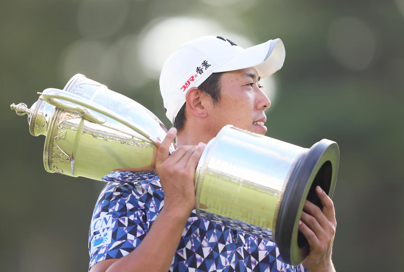 優勝しカップを重たそうに持つ堀川（撮影・足立雅史）