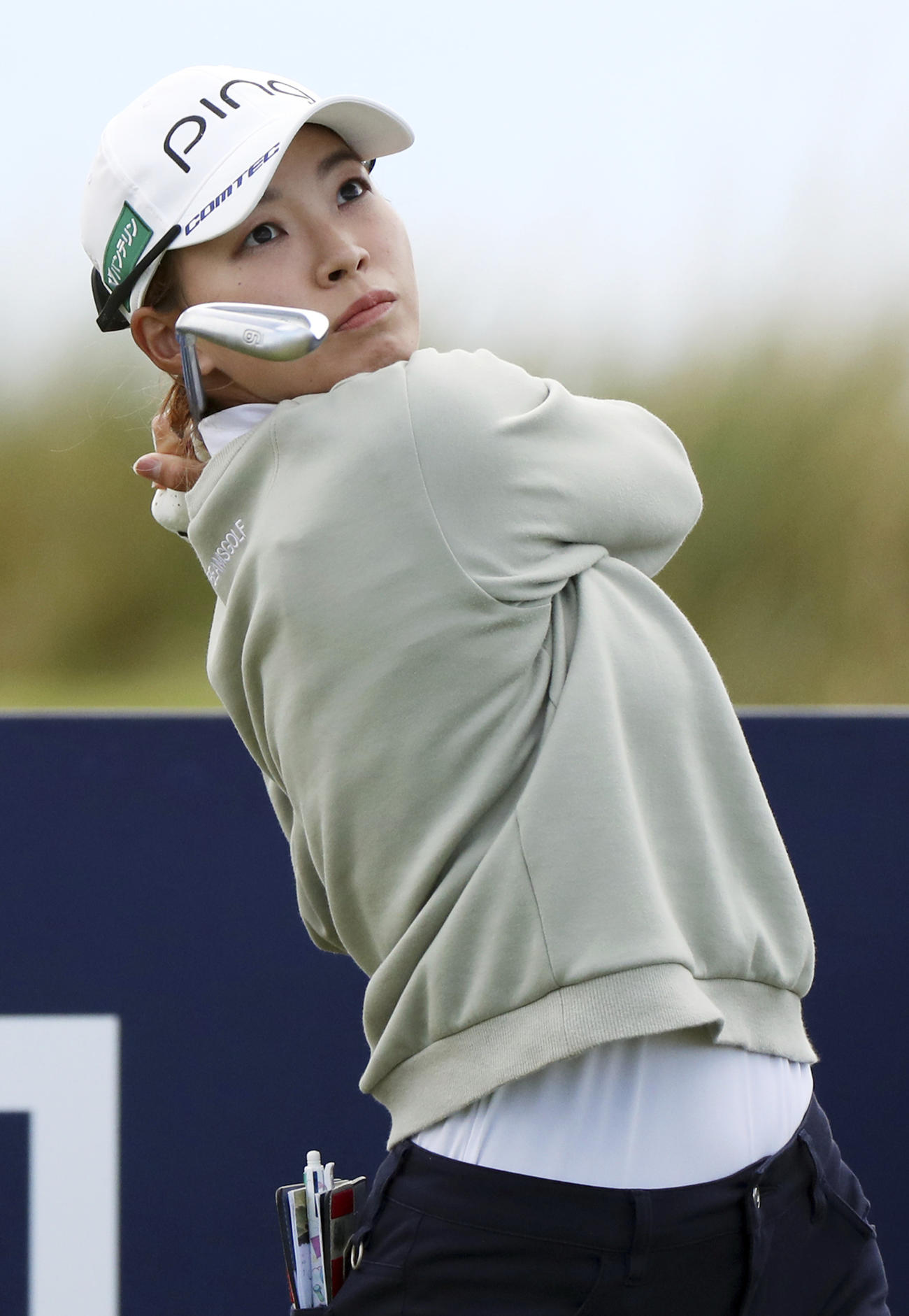 4番、ティーショットを放つ渋野日向子（AP)
