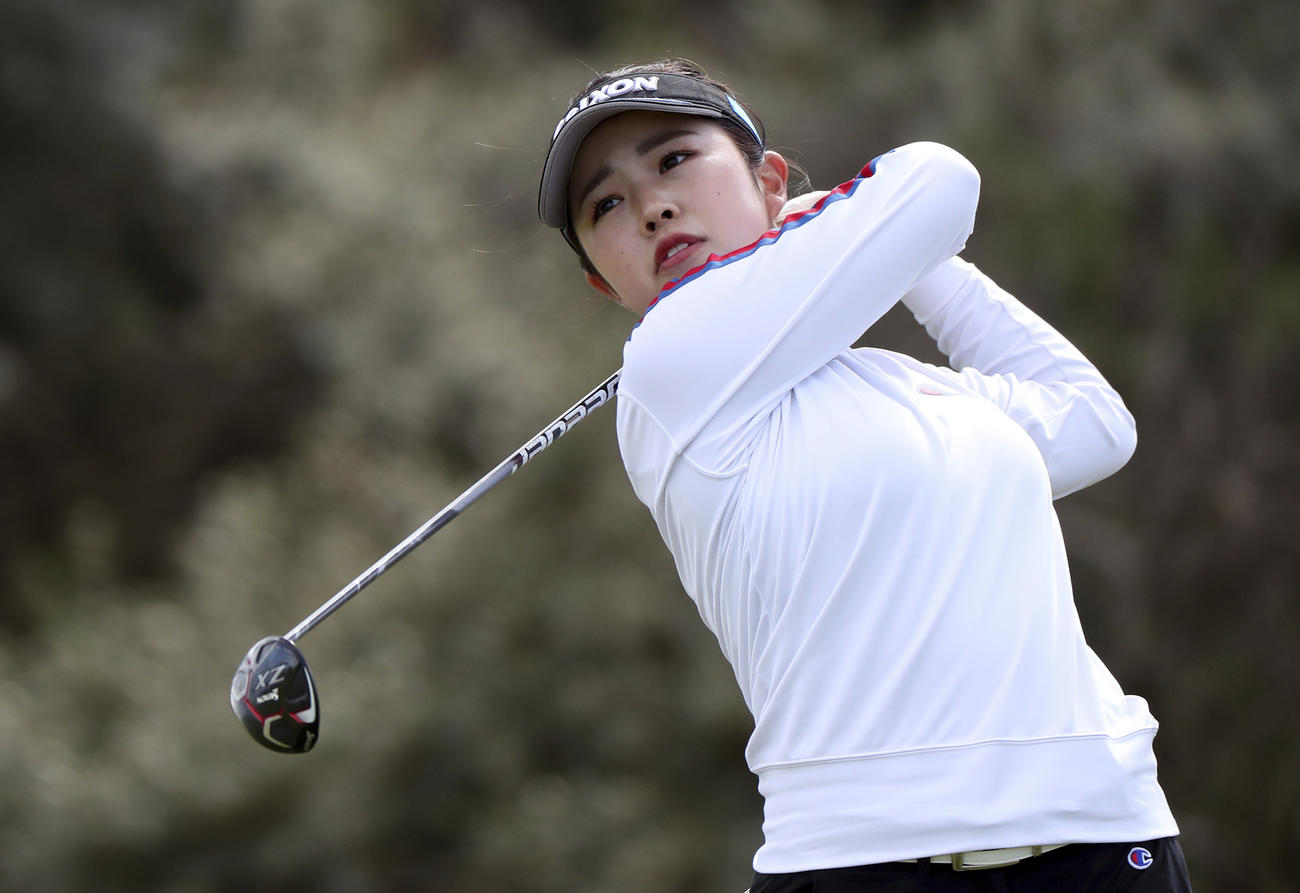 3番、ティーショットを放つ山下美夢有（AP）