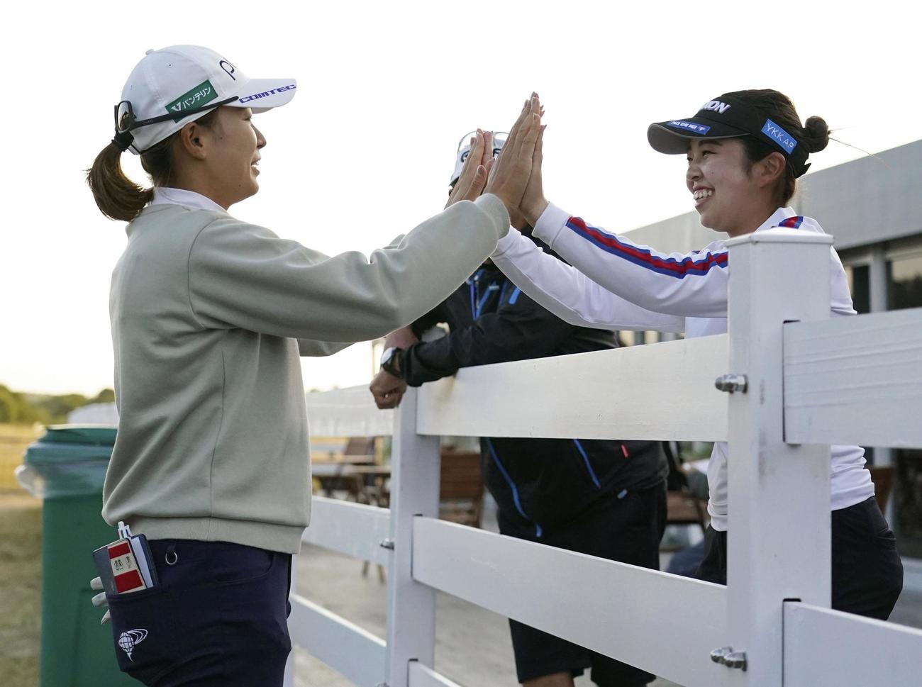 最終ラウンドを終え、タッチを交わす渋野日向子（左）と山下美夢有（共同）