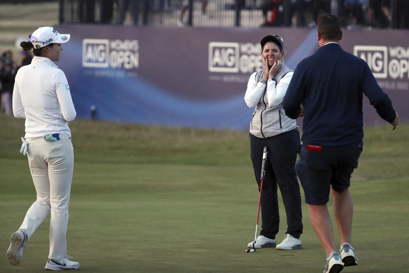 プレーオフで優勝を決め、感極まるアシュリー・ブハイ（右から2人目）（AP）