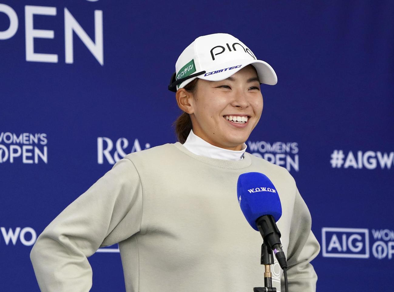 最終ラウンドを終え、インタビューで笑顔を見せる渋野日向子（共同）