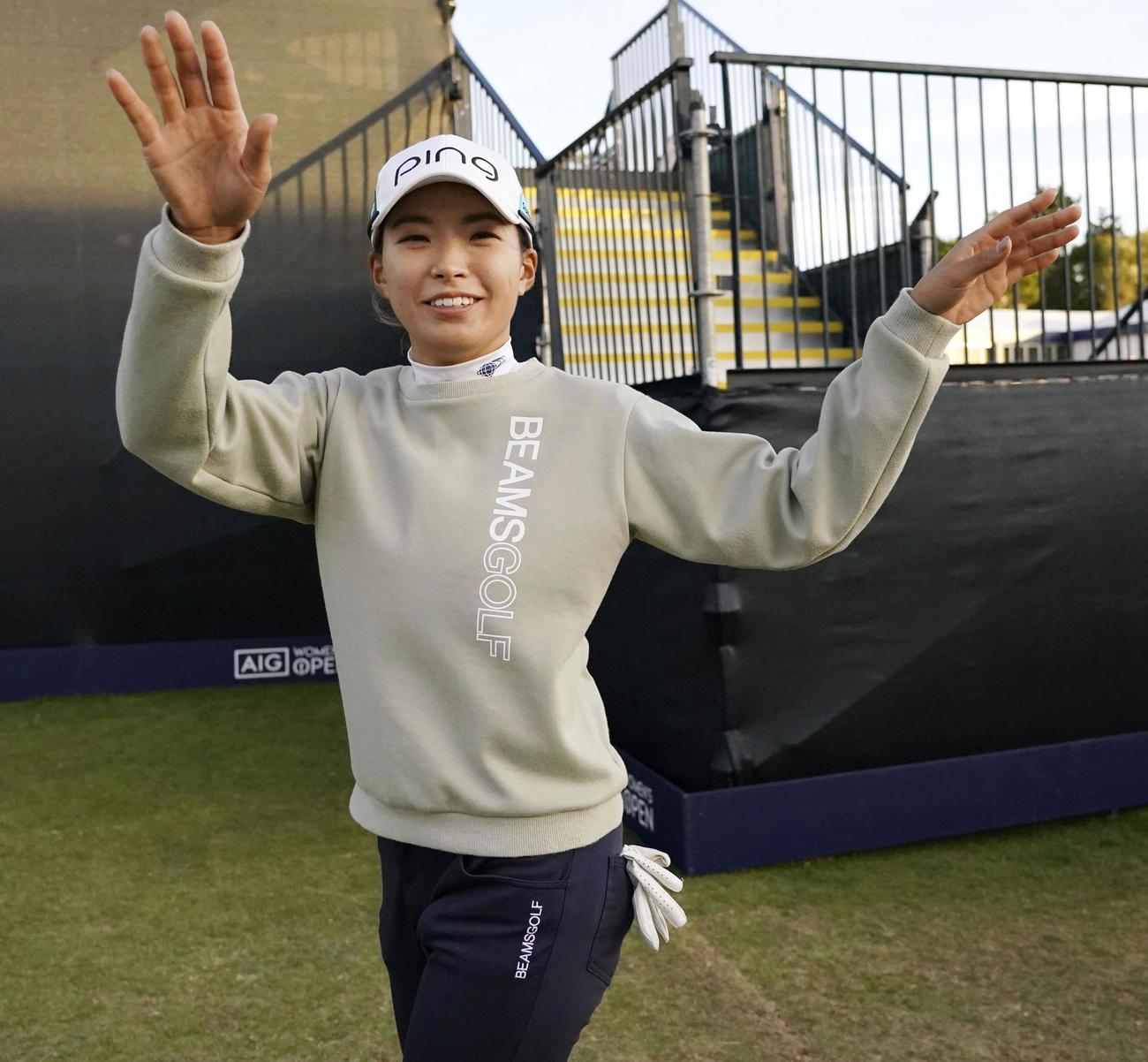 最終ラウンドを終え、手を振る渋野日向子（共同）