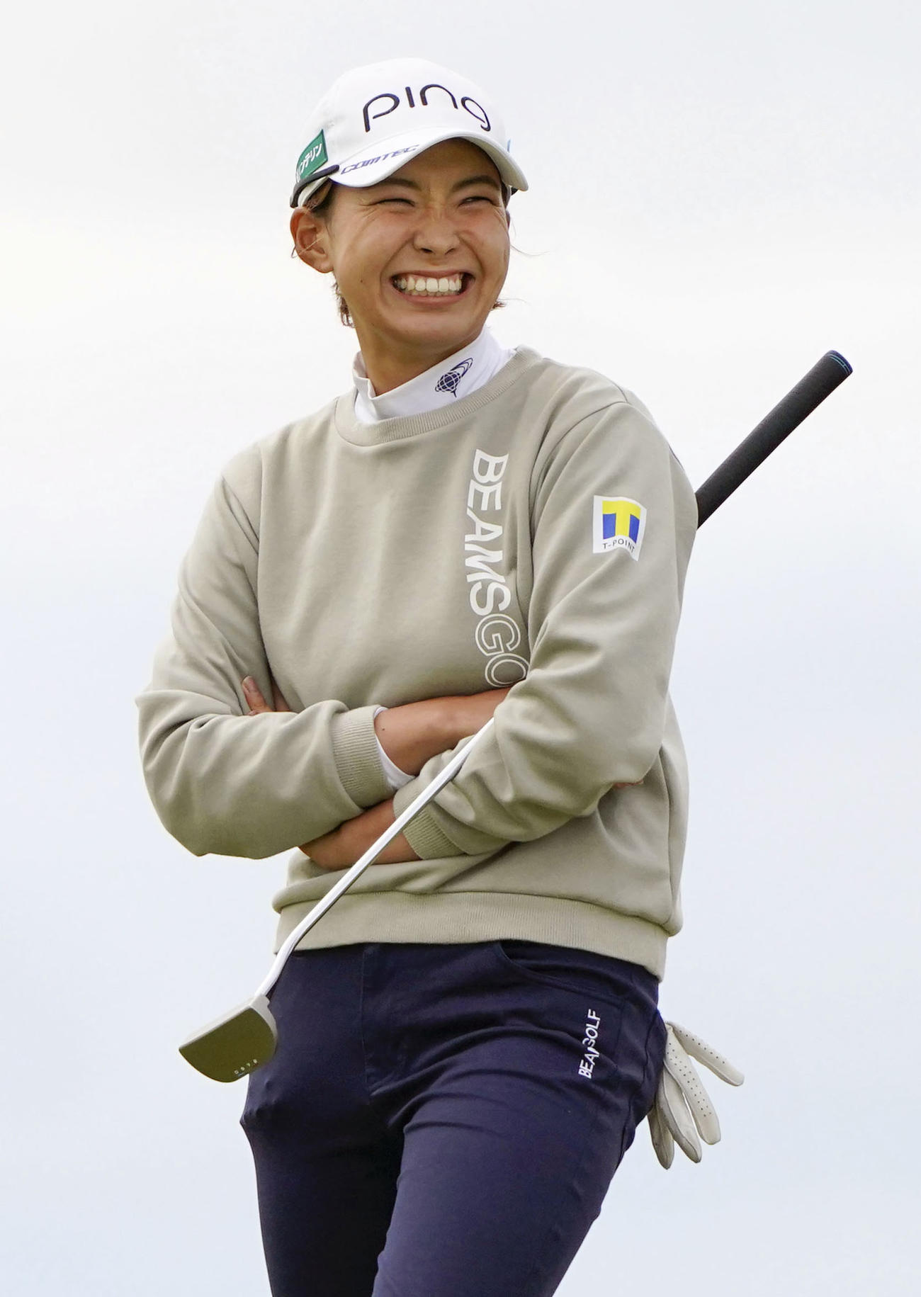 7番グリーンで笑顔を見せる渋野日向子（共同）