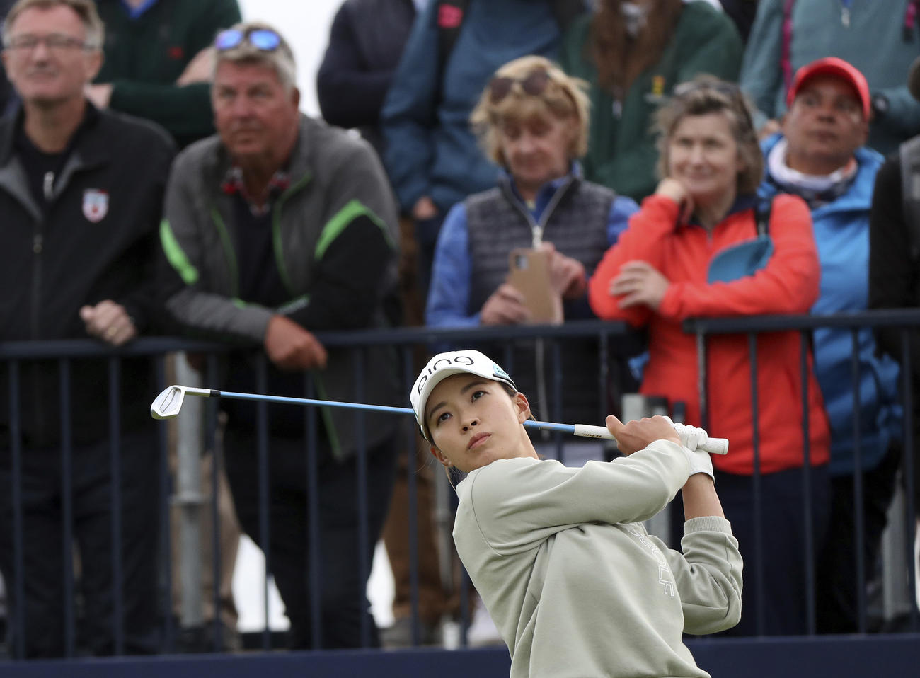 13番でティーショットを放つ渋野（AP）