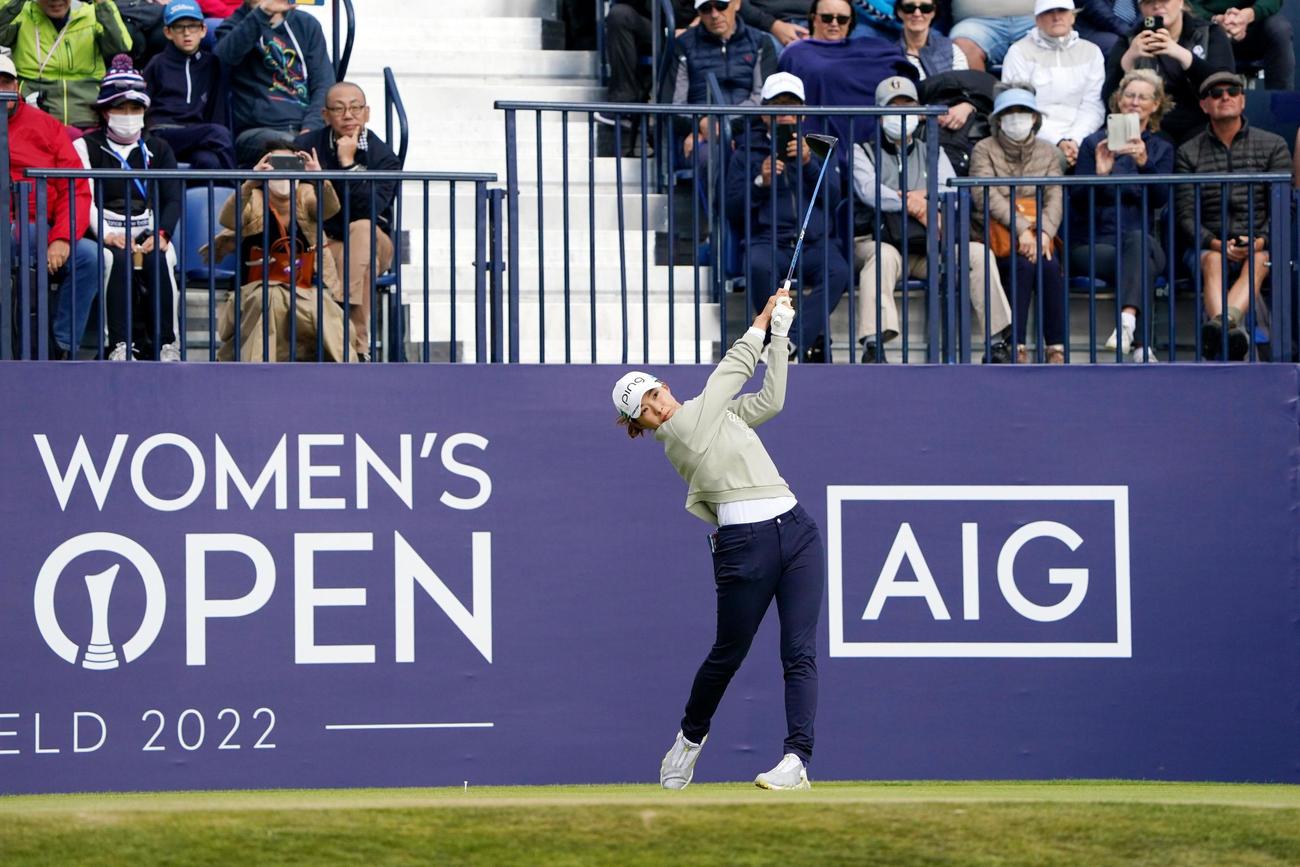 最終ラウンド、1番でティーショットを放つ渋野日向子