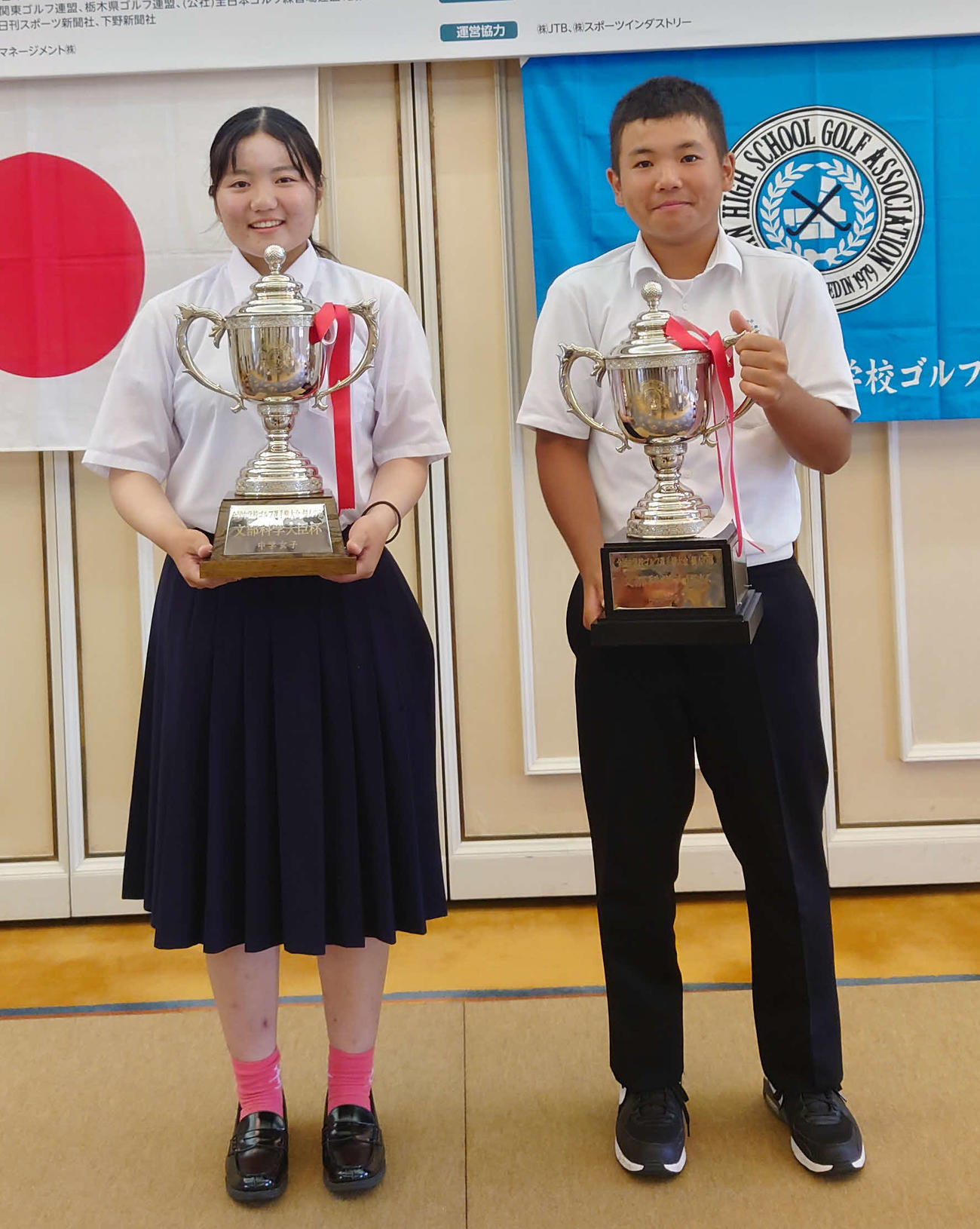 中学男子個人優勝の東恩納昊貴（右）と同女子優勝の新地真美夏