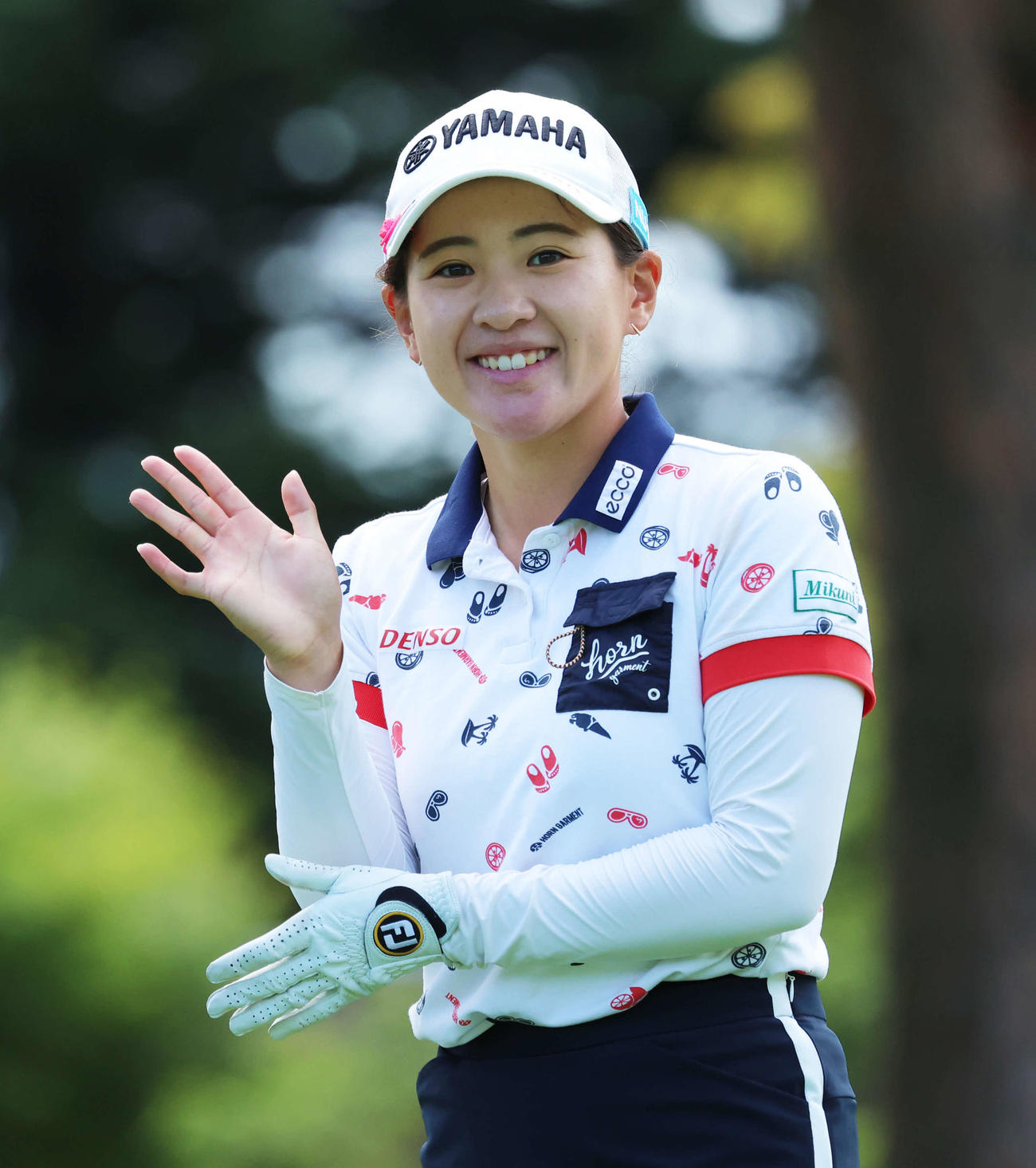 笑顔で手を振る永井（撮影・河田真司）