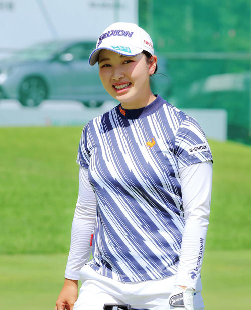 笑顔で移動する小祝（撮影・河田真司）