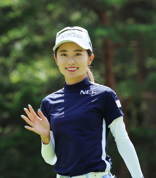 笑顔で手を振る安田（撮影・河田真司）