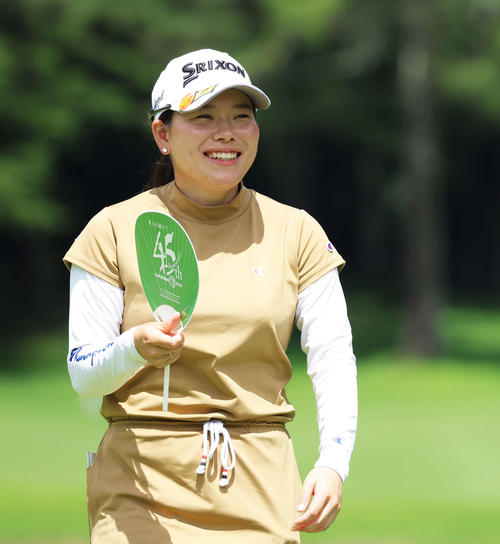 笑顔でうちわをあおぐ勝（撮影・河田真司）