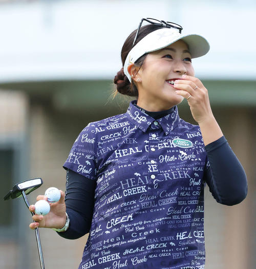 プロアマ戦で笑顔を見せる青木（撮影・河田真司）