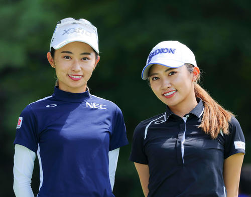 笑顔で写真に収まる安田姉妹。左は妹の祐香、右は姉の美祐（撮影・河田真司）