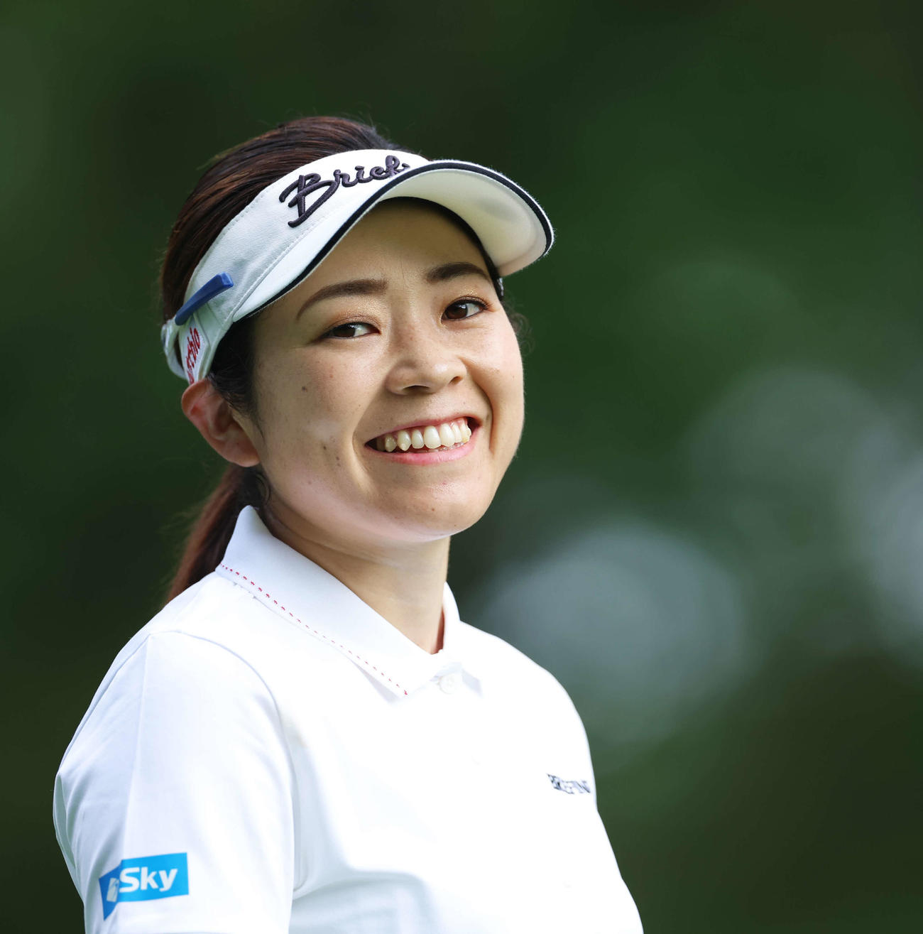 2番、ティーショットを放ち笑顔で移動する仲宗根（撮影・河田真司）