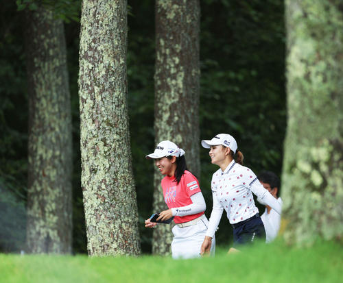 笑顔で移動する菅沼（左）と山路（撮影・河田真司）