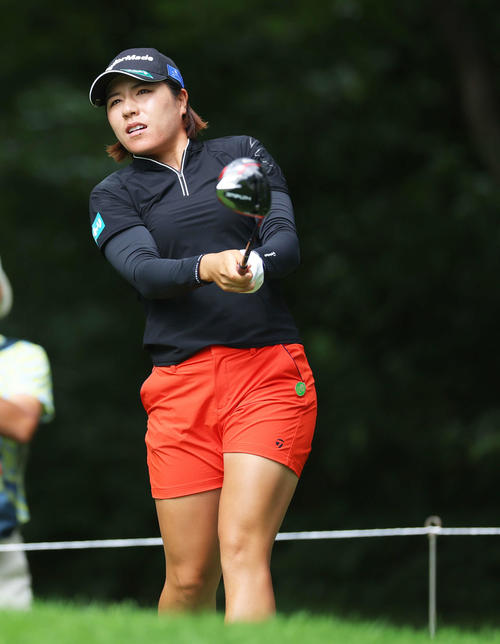 2番、ティーショットを放つ岡山（撮影・河田真司）