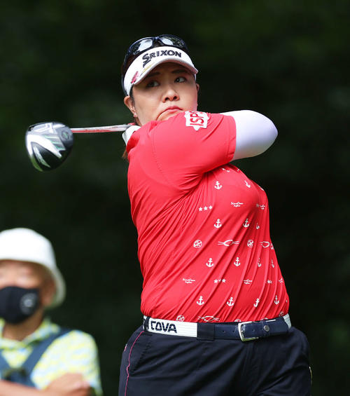 2番、ティーショットを放つ酒井（撮影・河田真司）
