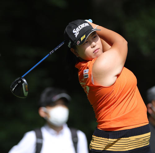 2番、ティーショットを放つささき（撮影・河田真司）