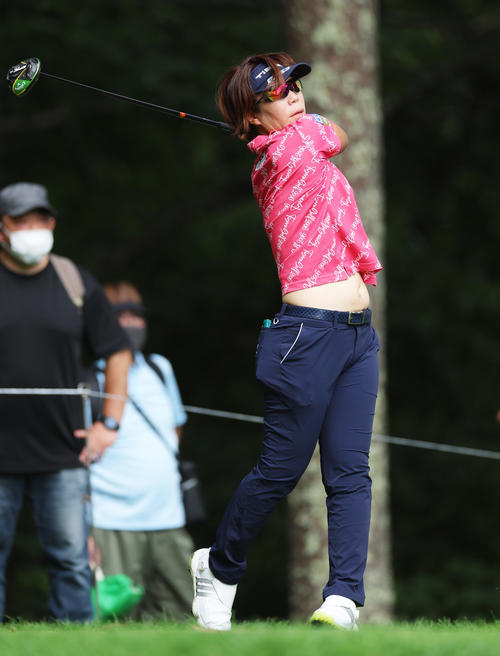 2番、ティーショットを放つ穴井（撮影・河田真司）
