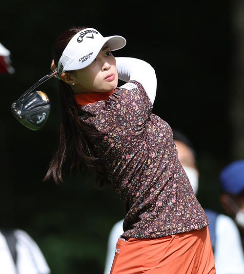 2番、ティーショットを放つ柏原（撮影・河田真司）