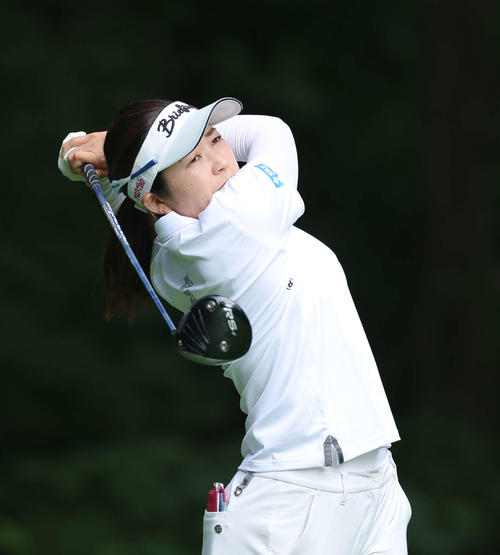 2番、ティーショットを放つ仲宗根（撮影・河田真司）