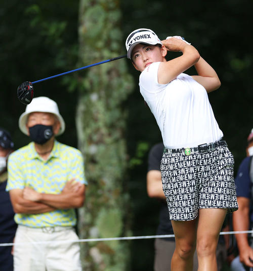 2番、ティーショットを放つ岩井千（撮影・河田真司）