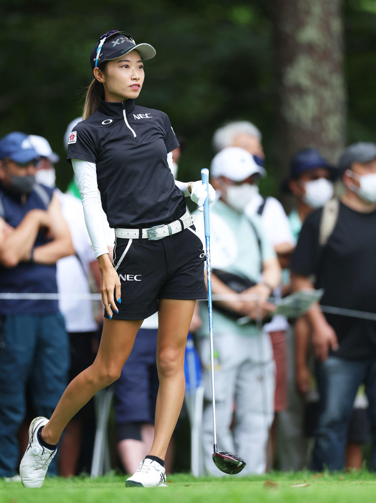 2番、ティーショットを放ち打球の行方を見つめる安田（撮影・河田真司）