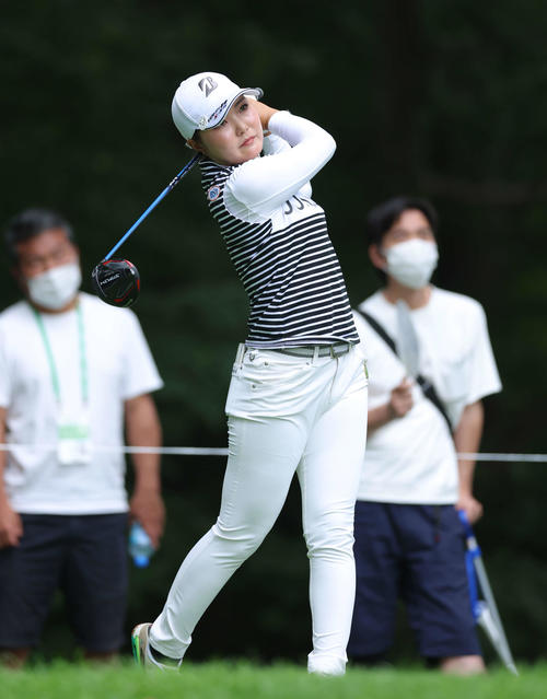 2番、ティーショットを放つ高橋（撮影・河田真司）