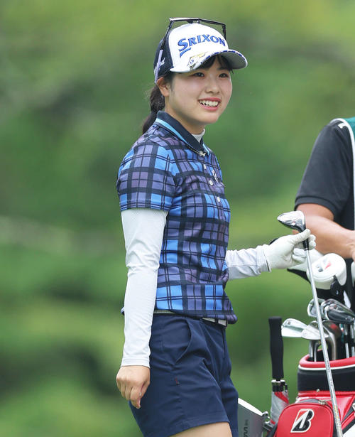 3番、ティーショットを放ち笑顔を見せる尾関（撮影・河田真司）