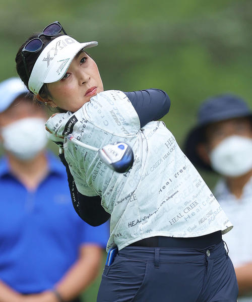 3番、ティーショットを放つ青木（撮影・河田真司）