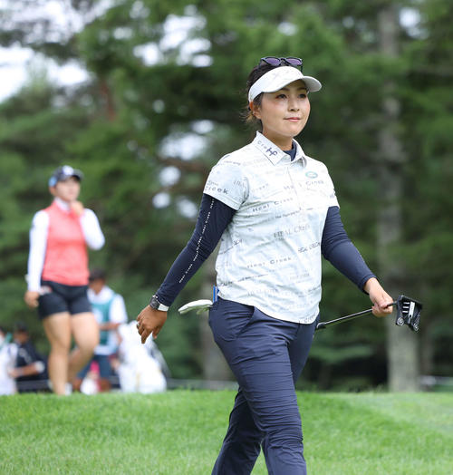3番、ティーショットを放ち移動する青木（撮影・河田真司）