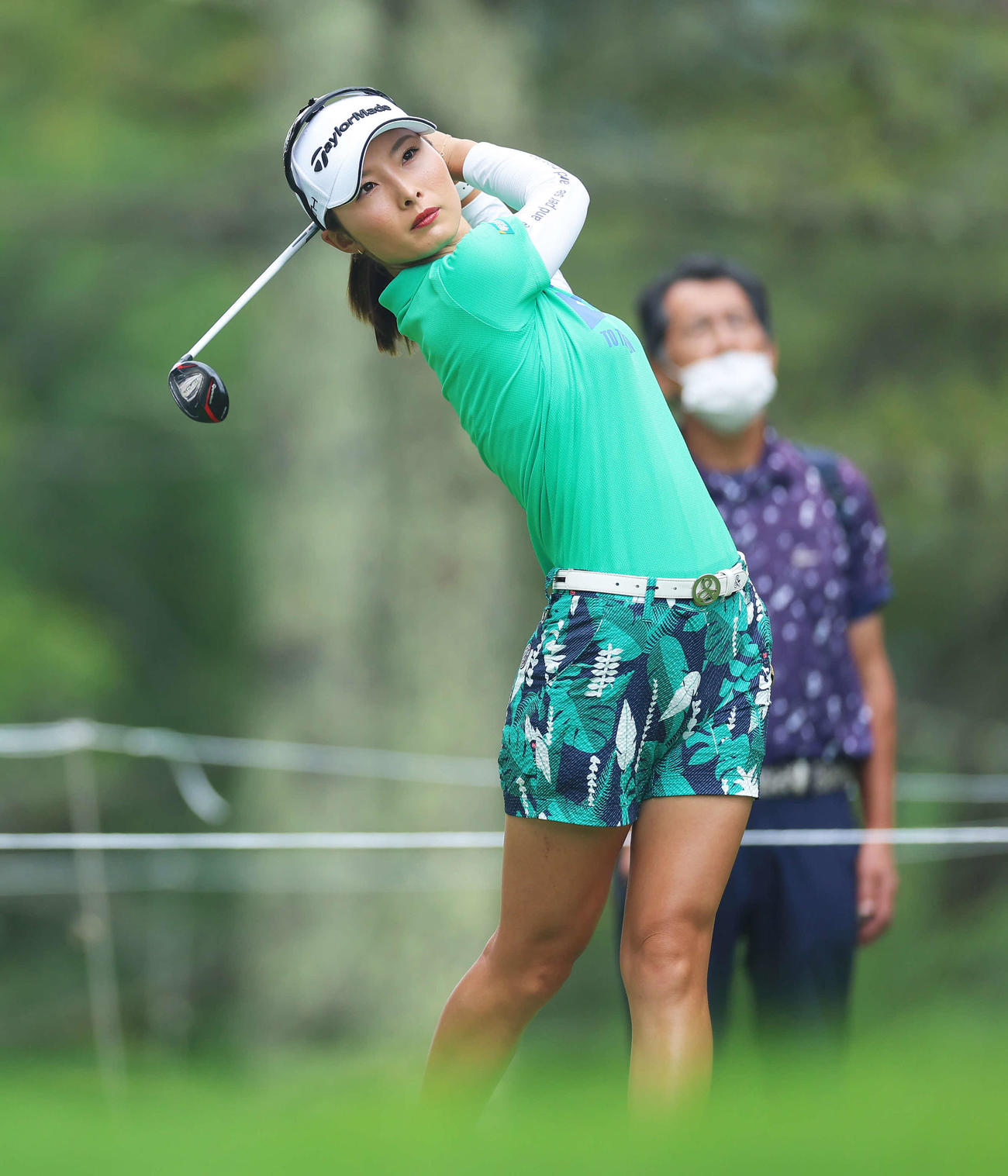 3番、ティーショットを放つ鶴岡（撮影・河田真司）