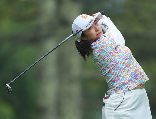 3番、ティーショットを放つ阿部（撮影・河田真司）