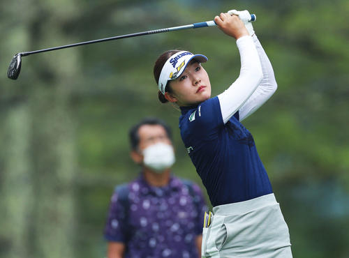 3番、ティーショットを放つ岸部（撮影・河田真司）