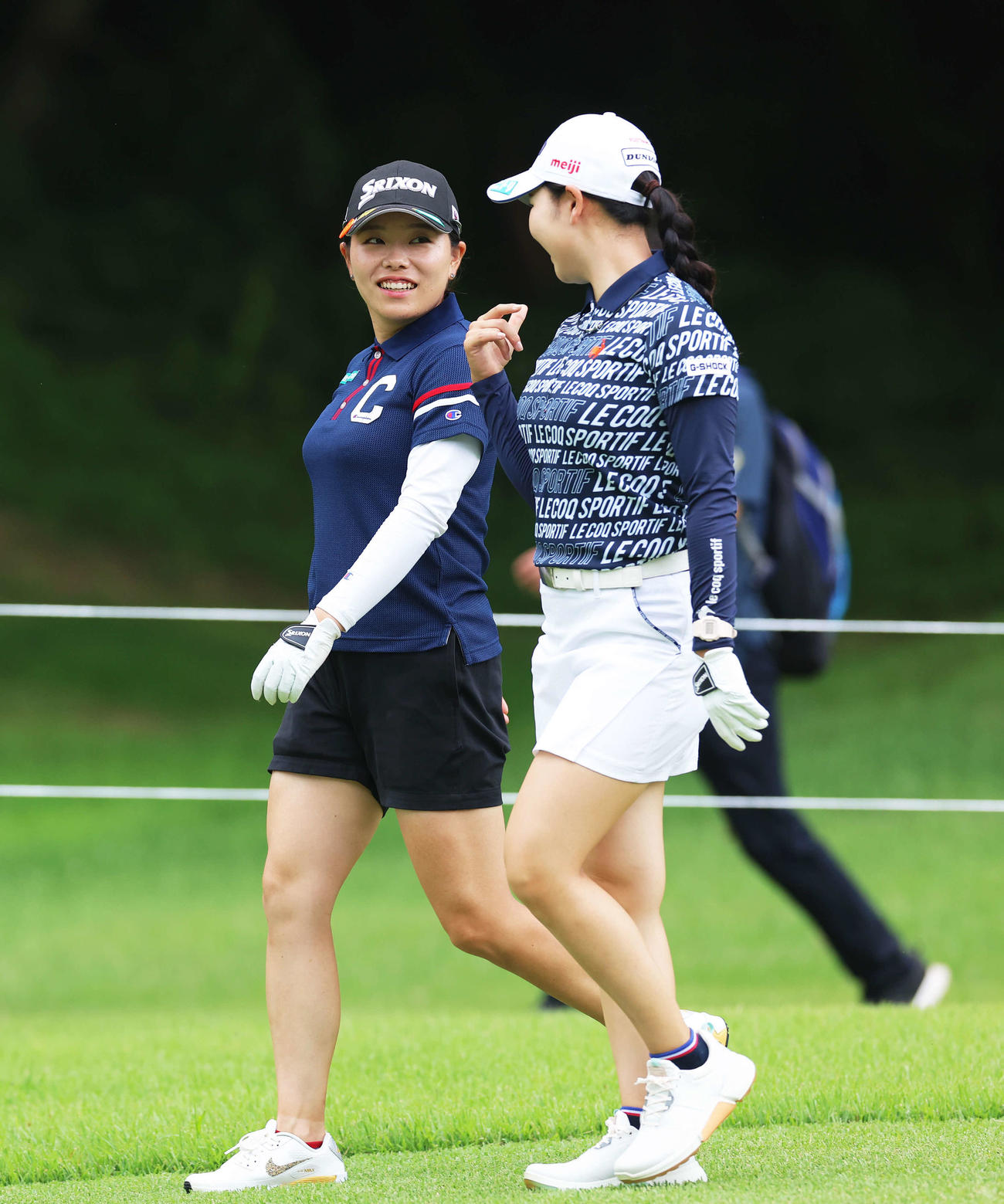 18番、ティーショットを放ち、笑顔で会話しながら移動する勝（左）と小祝（撮影・河田真司）