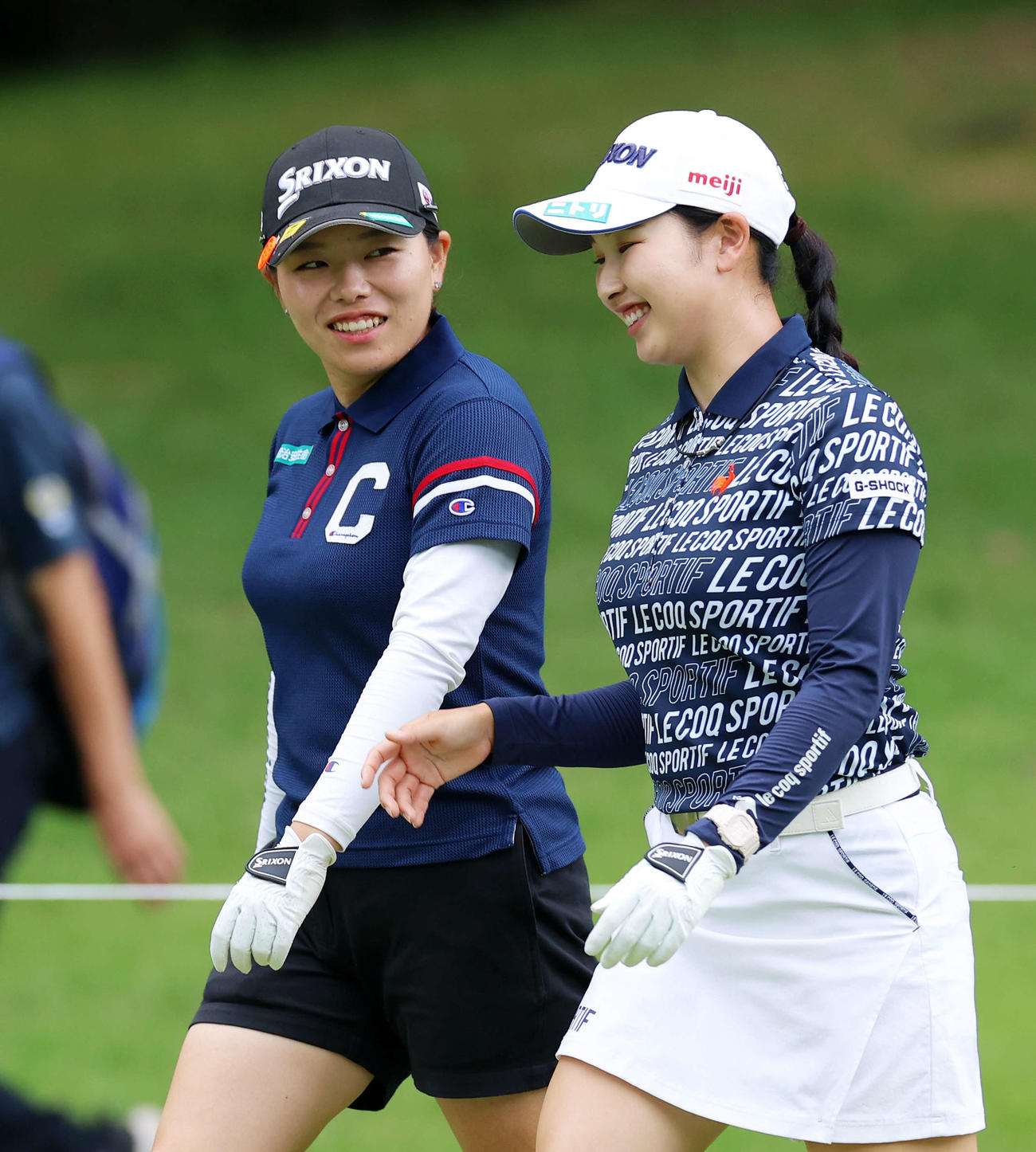 18番、ティーショットを放ち、笑顔で会話しながら移動する勝（左）と小祝（撮影・河田真司）
